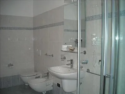 Villa Sleeps 8 Pool Wifi